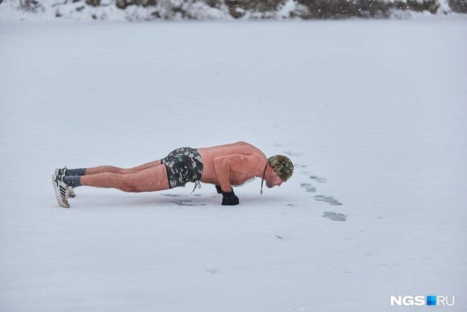 Ещё один способ согреться&nbsp;— отжимания | Источник: Александр Ощепков / NGS.RU