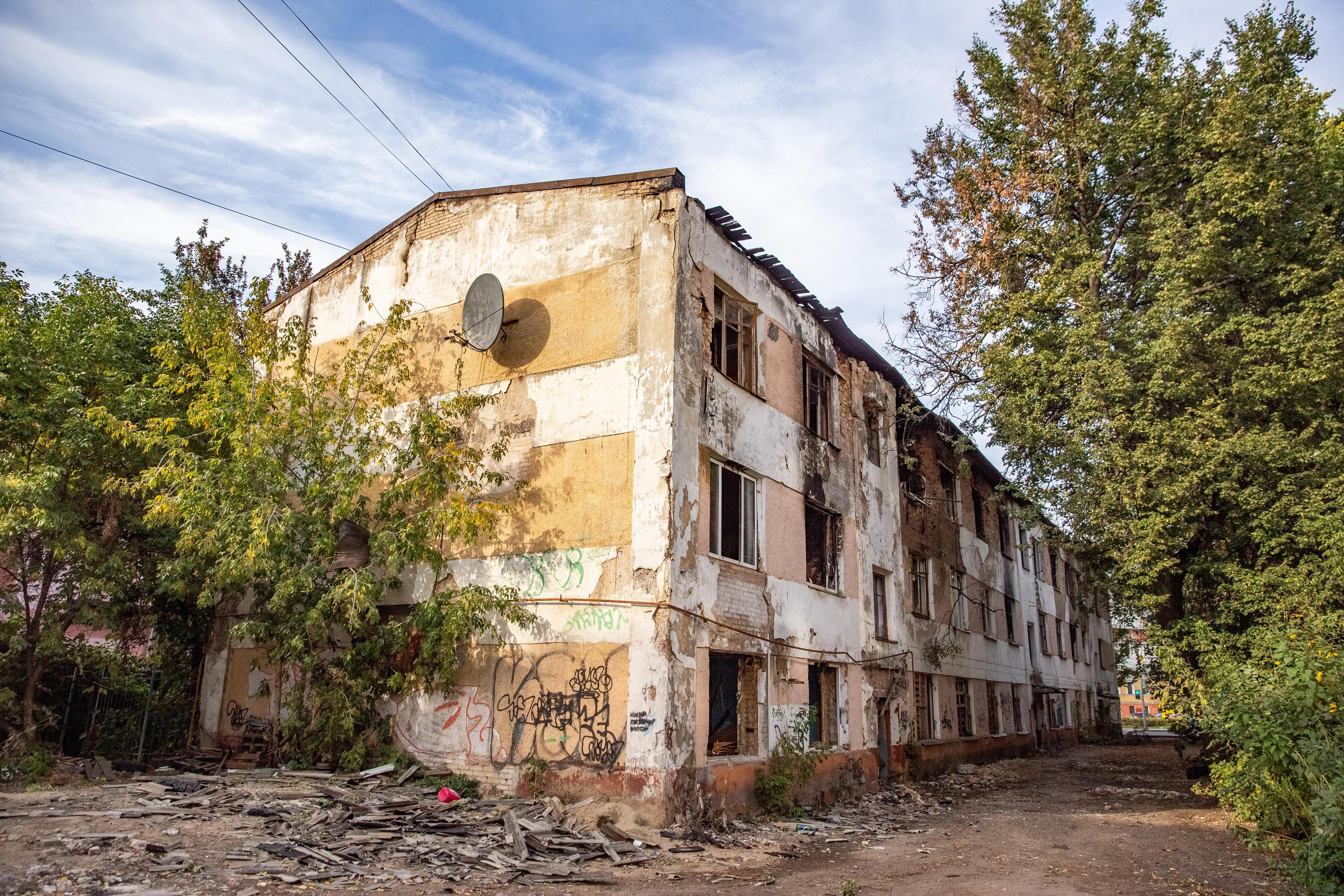 В центре Ярославля снесут дом, который постоянно горит 