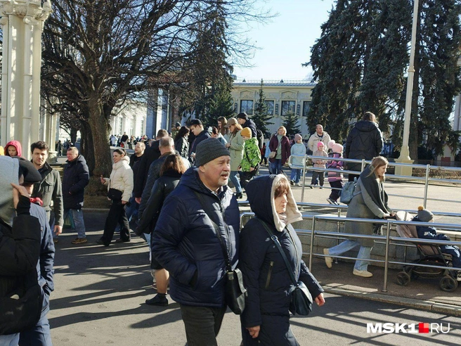 Сотни москвичей и гостей столицы приехали на ВДНХ  | Источник: Михаил Машков / MSK1.RU 