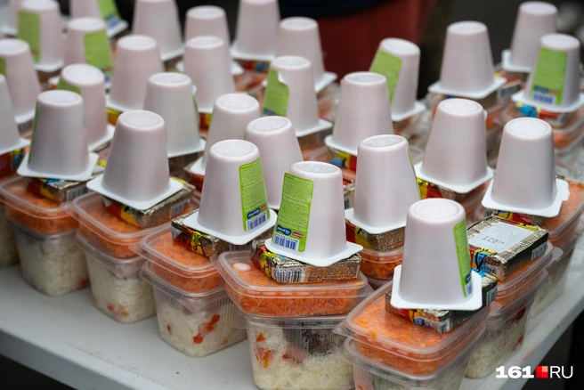 Некоторые продукты бездомные могут забрать с собой | Источник: Евгений Вдовин / 161.RU