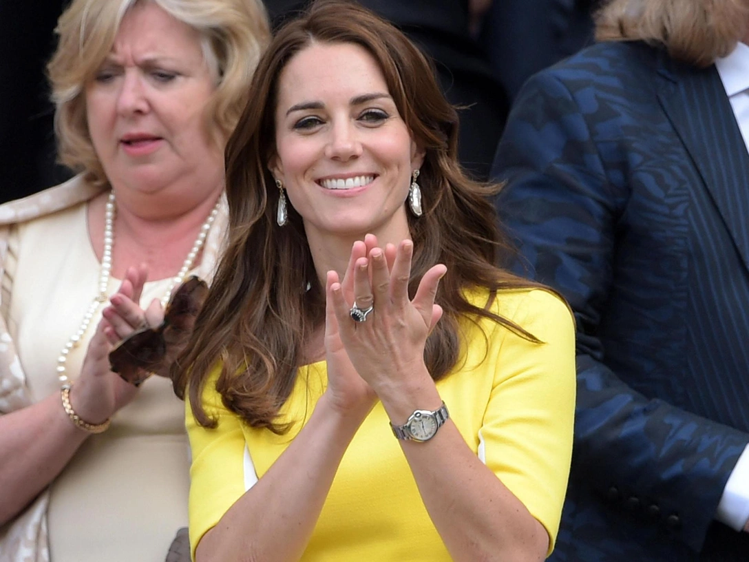 Кейт Миддлтон в часах Ballon Bleu Cartier на Уимблдоне, 7 июля 2016 год | marieclaire.ru