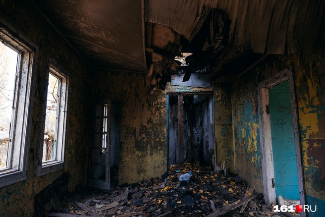 Снаружи надо аккуратно передвигаться, а внутрь строений лучше не заходить | Источник: Евгений Вдовин / 161.RU