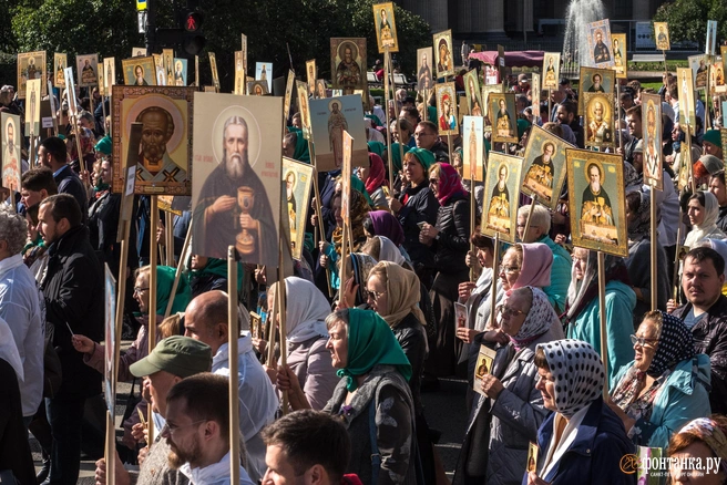 Крестный ход. | Источник: Михаил Огнев / FONTANKA.RU