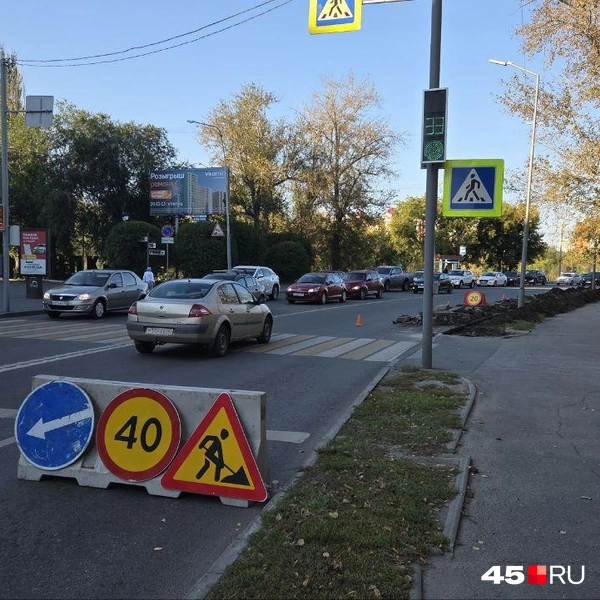 Автомобилисты едут в сторону ТЦ&nbsp;«Пушкинский» по двум полосам, вместо трёх | Источник: Алена Кисель /45.ru