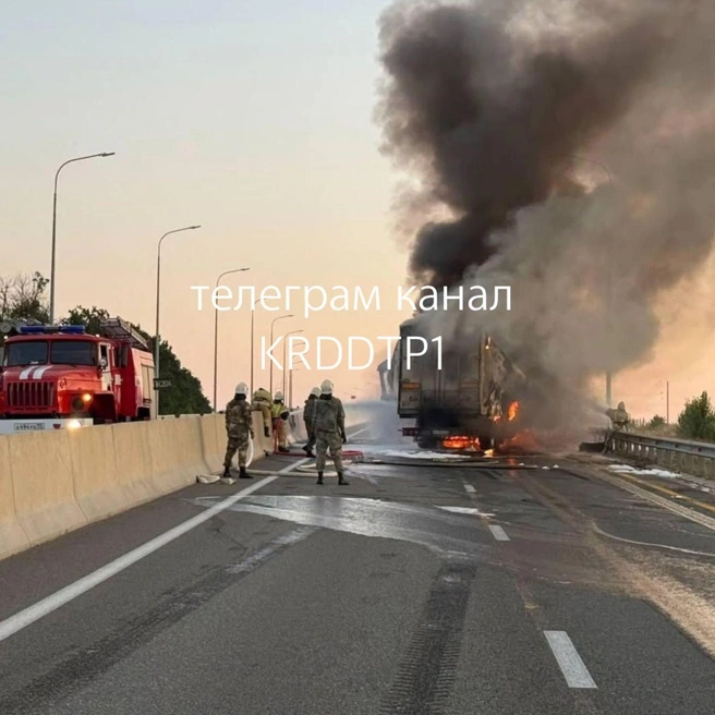 Очевидцы сообщают, что авария случилась недалеко от станицы Старатитаровской | Источник: Краснодар ДТП и ЧП / T.me