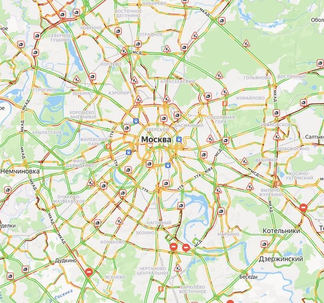 Пробки 10 баллов, буксующие фуры и толпы в автобусах. Москва второй день страдает от снегопада: онлайн-репортаж | Источник: «Яндекс Пробки»