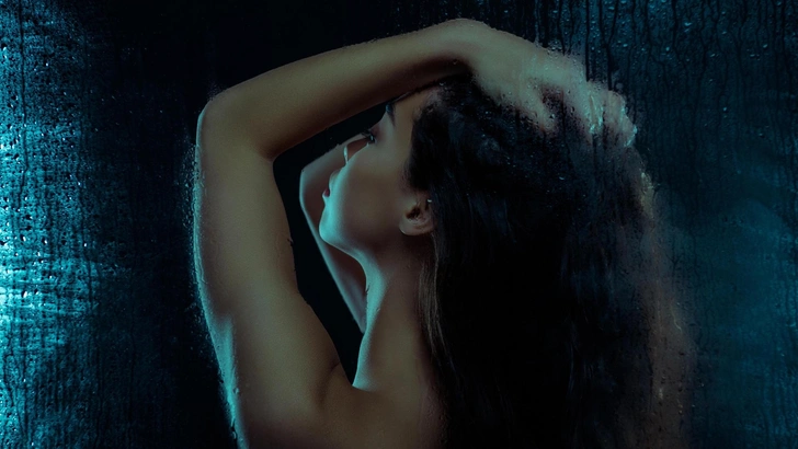 Тренд Dark Shower: 4 причины, почему «темный душ» может сделать вашу жизнь лучше | Источник: Beauty Hero/Shutterstock/Fotodom.ru