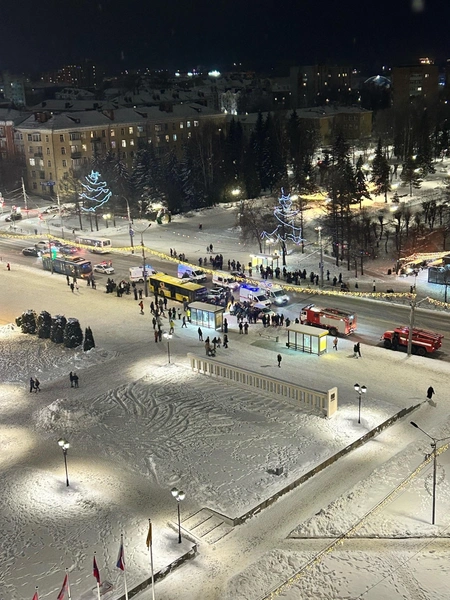 В соцсетях пишут, что, если бы не автобус, то автомобиль мог бы влететь в людей на остановке | Источник: Анастасия Шарунова, Подслушано в Рыбинске / Vk.com