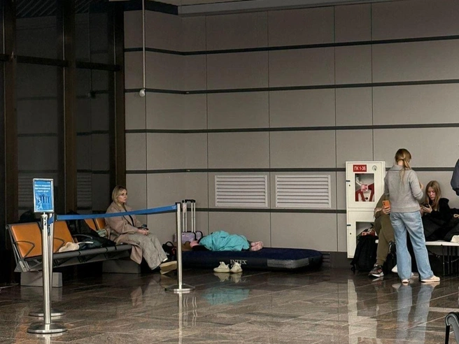 Люди спят на матрасах после бессонной ночи. Пора вместо кресел ставить кровати | Источник: Пресс-служба аэропорта Сочи