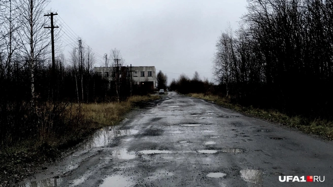 А там ещё есть лестница, ведущая на эстакаду, но она разрушена | Источник: Андрей Бирюков / UFA1.RU