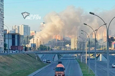 В Новосибирске загорелся частный дом у Ипподромской магистрали