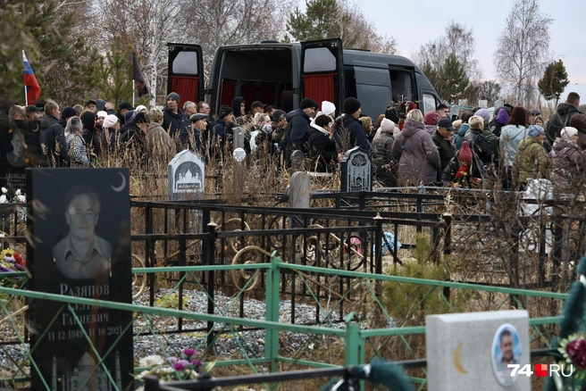 Прощались с погибшими рабочими не только их семьи, но и коллеги  | Источник: Наталья Лапцевич