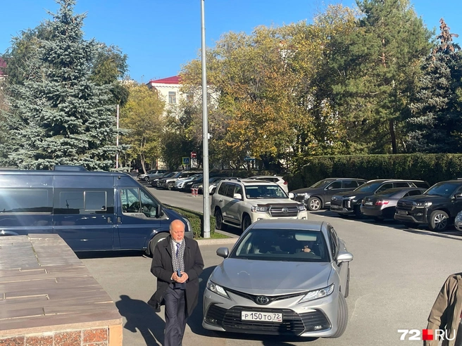 Вадим Шувалов вышел из автомобиля Toyota Camry | Источник: Радик Енчу / 72.RU