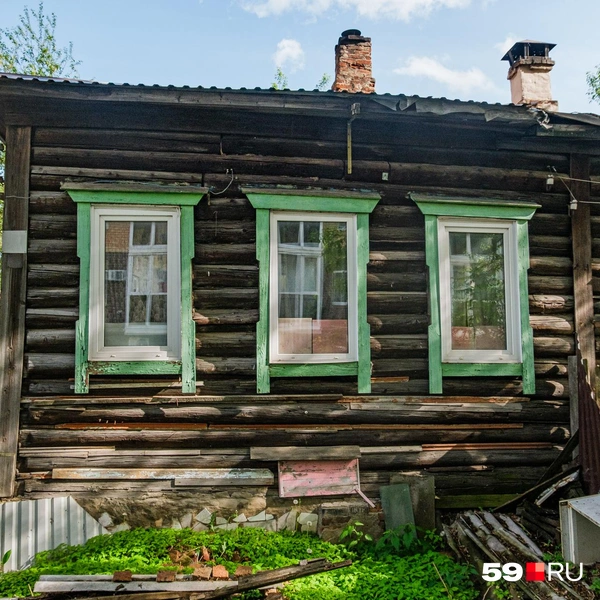 Рядом с многоэтажкой сохранилось несколько частных домов | Источник: Тимофей Калмаков / 59.RU