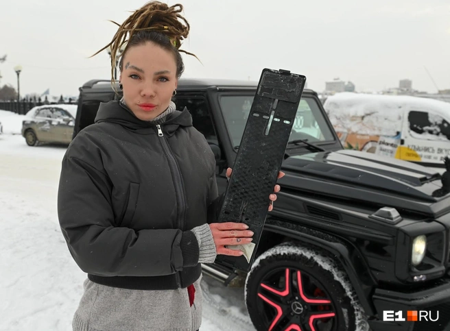 Полиция заметила, что госномера Mercedes у блогерши держатся на магнитах | Источник: Дмитрий Емельянов / E1.RU