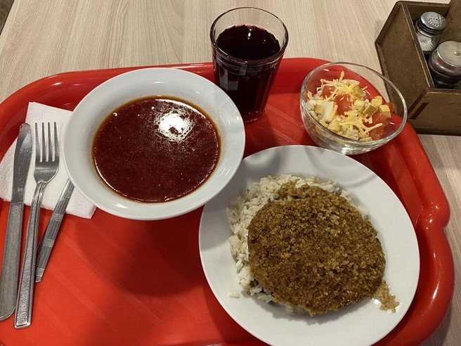 Самыми вкусными оказались салат и морс | Источник: Ирина Господаренко / NGS22.RU