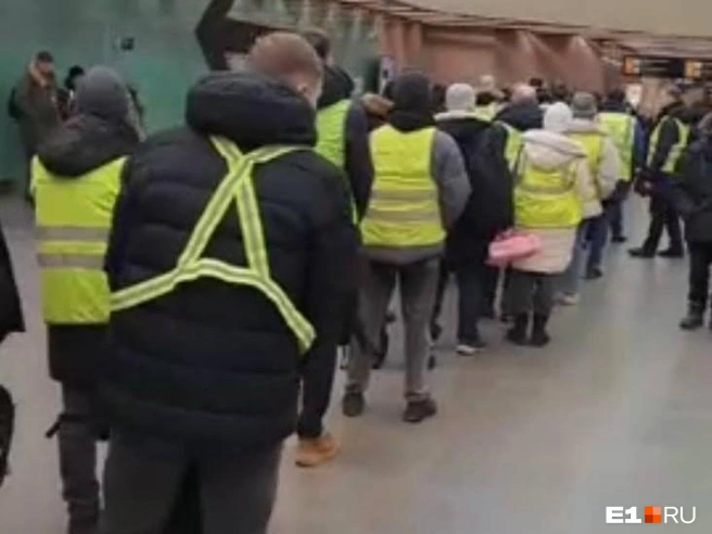 Сотрудники аэропорта выстроились в огромную очередь перед КПП | Источник: читательница E1.RU