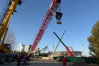 В Волгограде устанавливают краны для строительства колеса обозрения