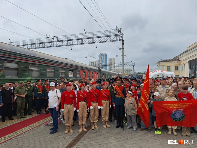 Поезд будет в Екатеринбурге ровно до 15:00, а потом отправится дальше | Источник: Дмитрий Емельянов / E1.RU