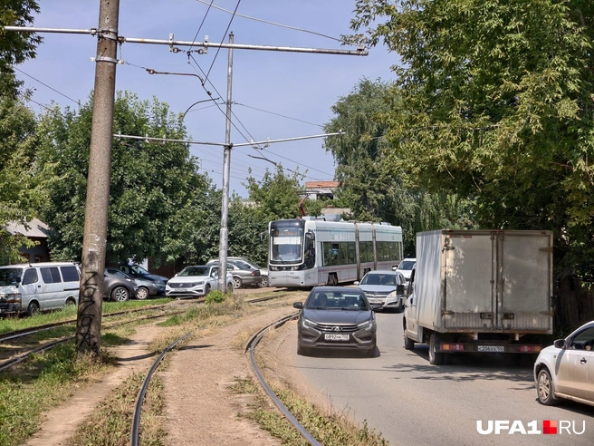 А ещё этот габаритный трамвай едет | Источник: Булат Салихов / UFA1.RU