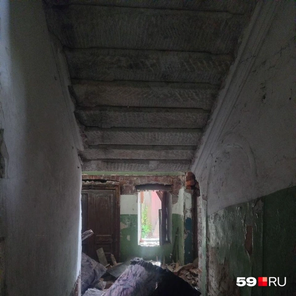 Дом завален мусором | Источник: Карина Гольдберг, читатель 59.RU