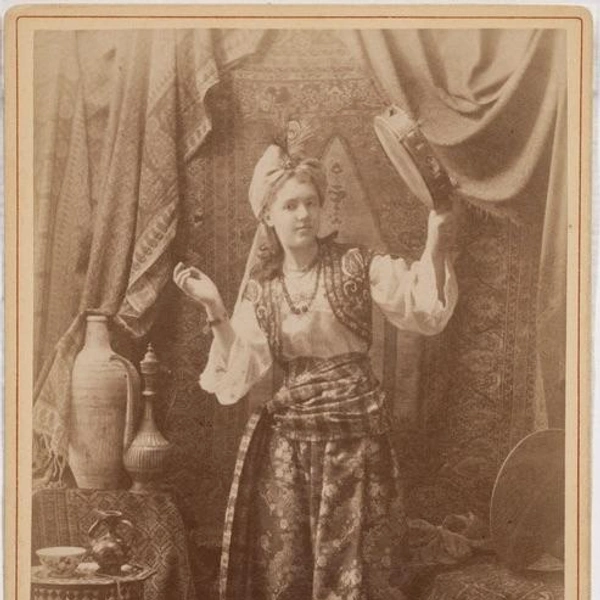 А.&nbsp;Карелин. Дочь фотографа Татьяна Карелина в восточном костюме. 1890-е гг. Из собрания НГИАМЗ | Источник: РОСФОТО