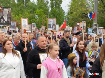 «Сквозь года мы снова слышим стук сапог: к нам спускается с небес Бессмертный полк» | Источник: Владислав Митрошин / 56.RU