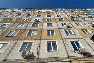 Грузовик въехал в подъезд дома во Владивостоке