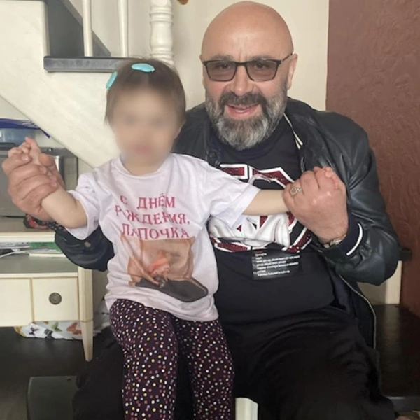 По словам Юлии, бизнесмен принимал участие в воспитании обоих детей — от любовницы и от жены | Источник: «Осторожно: Собчак» / YouTube