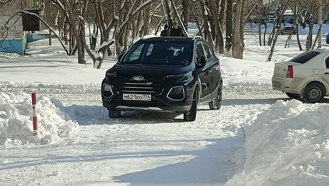 Этот JAC JS3 перекрыл тротуар на улице Молдавской, хотя рядом была свободная стоянка | Источник: читатель 74.RU