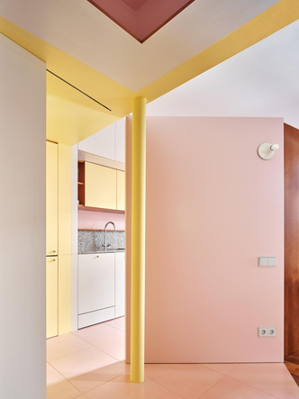 Квартира в цветах зефира, пастилы и сливочного крема в Барселоне