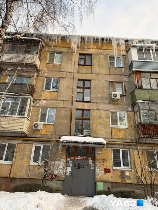 Увы, до вечера жильцам дома № 40 придется смотреть по сторонам | Источник: Читательница YA62.RU