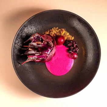 Подкопченная свекла, мусс из местных сыров, черная смородина и крем из свеклы | Источник: the_pech / vk.com