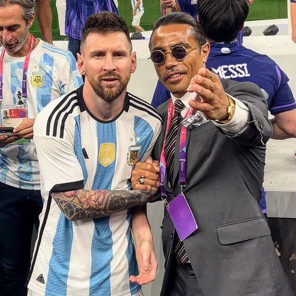 Повар-мем Salt Bae выбежал на финале ЧМ-2022 и поцеловал кубок. FIFA привлечет его к ответственности