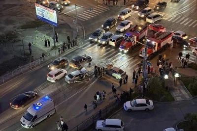 В Октябрьском районе столкнулись два автомобиля — один загорелся