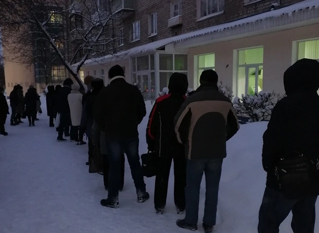 Около рязанской поликлиники в мороз засняли огромную очередь | ya62.ru