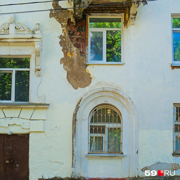 Дом с арками и лепниной на Чайковского, 9 тоже уже пришел в негодность  | Источник: Тимофей Калмаков / 59.RU