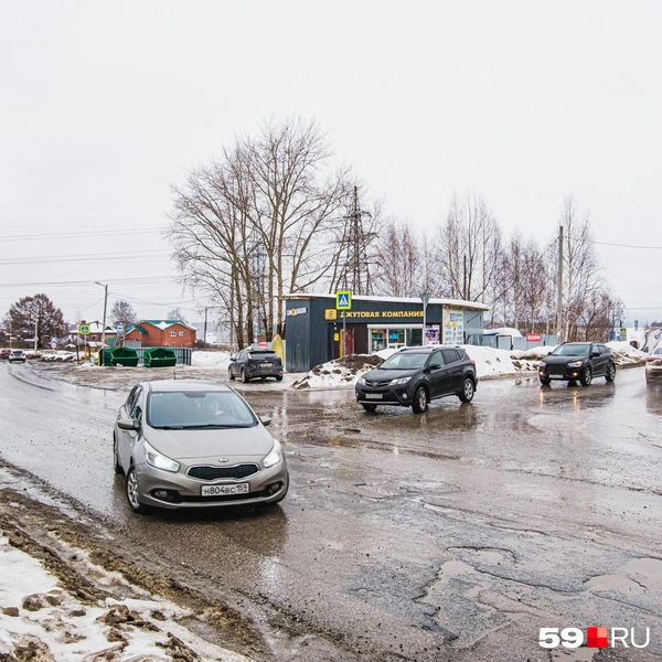 В ближайшие два года этот перекрёсток расширится, а на месте магазина появится широкая трасса | Источник: Тимофей Калмаков / 59.RU