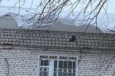 Директор школы «СОлНЦе» опасается ледяной глыбы на крыше УФСИН