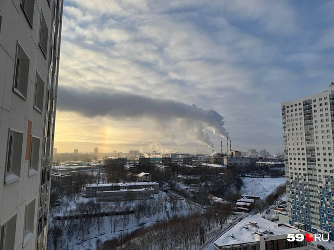 Подсвеченные солнцем клубы дыма приобрели сиренево-розовый цвет | Источник: Наталья Пальникова / 59.RU