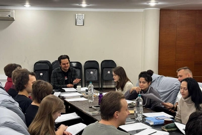 «Онегин» в «Глобусе»: премьера с современным балом