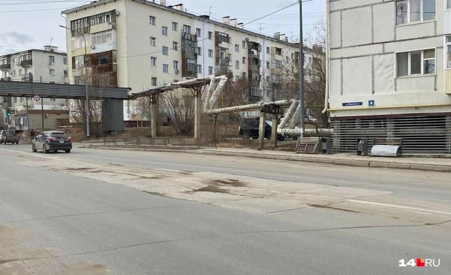 У Ярославского, 4 асфальт просел, сделали гигантскую заплатку, но не спасло. Он опять просел. И так заплатка за заплаткой из года в год | Источник: Надежда Ефимова / 14.RU