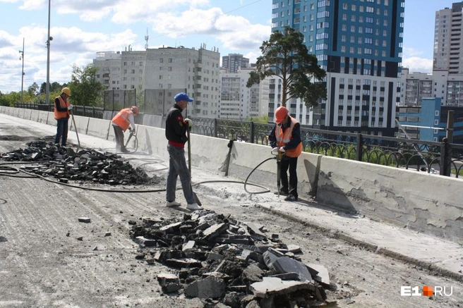 Демонтаж старого покрытия на мосту по Луганской летом 2021 года | Источник: Роман Марьяненко / E1.RU