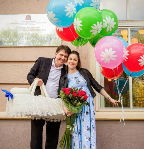 Денис Матросов и его возлюбленная Ольга с новорожденным сыном