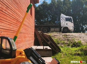 Фуры на деревенских улицах не редкость | Источник: Михаил Мечев / MSK1.RU