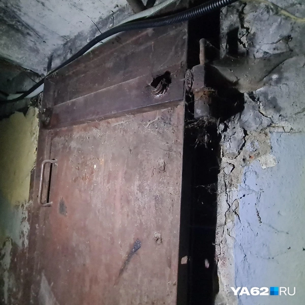 Эта крепкая железная дверь похожа в вход бункер | Источник: Светлана Коновалова / YA62.RU