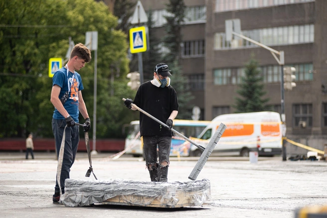 В чёрной футболе и маске — Покрас Лампас