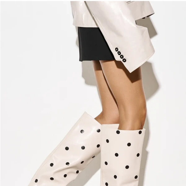 Демисезонные сапоги на каблуке в горох&nbsp;— 10&nbsp;600 рублей. Что-то нужно объяснять? | Источник: Roksi-shoes / Wldberries.ru 