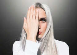 Почему волосы седеют из-за стресса, и как это предотвратить