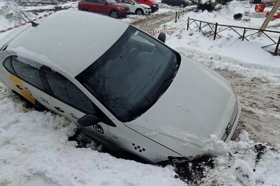 Такси в Красном Селе провалилось в яму из-за размыва грунта